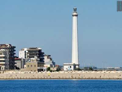 Quasi completamente circondata dal mare San Cataldo vive da decenni all�ombra di un antico faro, l� dove tra un groviglio di strette stradine � possibile ancora ascoltare l�eco di storie leggendarie e ricordi a �luci rosse� (foto di Nicola Velluso)